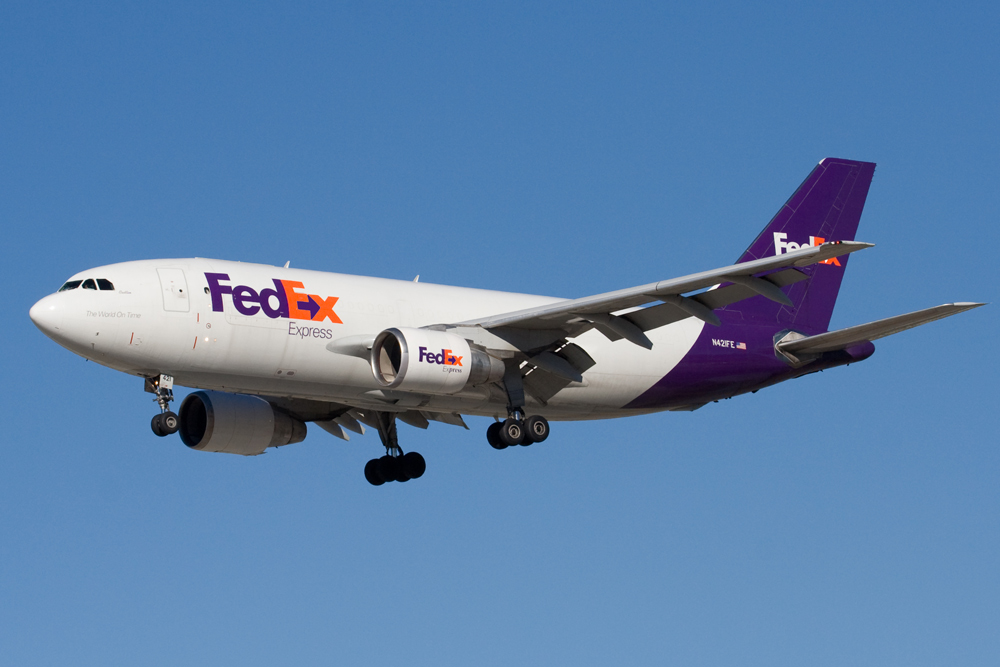 Avion FedEx, la flèche dissimulée dans le logo est mise en avant à titre de démonstration par l'absurde.